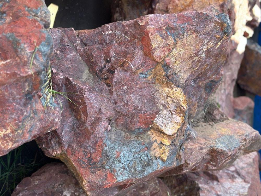 Камни для ландшафтного дизайна красно-фиолетовые 10-60 килограмм купить в Рузе