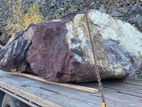 Огромные красно-фиолетовые валуны для ландшафтного дизайна весом более 5 тонн купить в Рузе