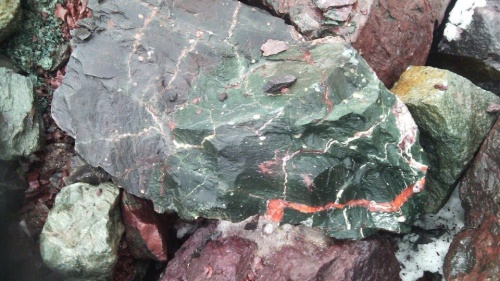 Гигантские зелёные валуны для ландшафтного дизайна весом более 5 тонн купить в Рузе