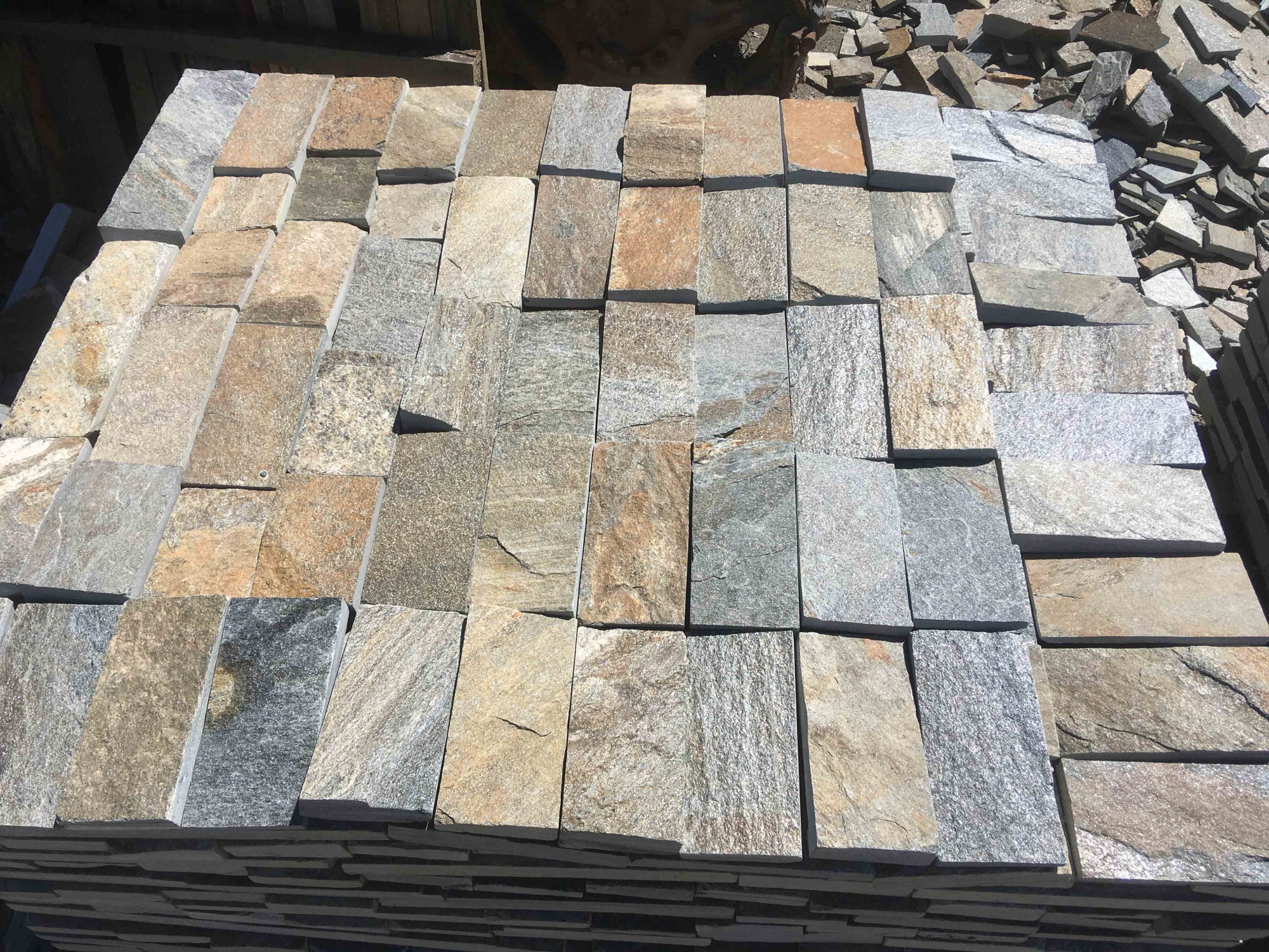 Плитка пилёная златолит Уральский для цоколя, отмостки купить в Рузе