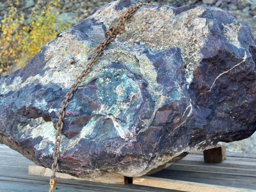 Огромные красно-фиолетовые валуны для ландшафтного дизайна весом более 5 тонн купить в Рузе