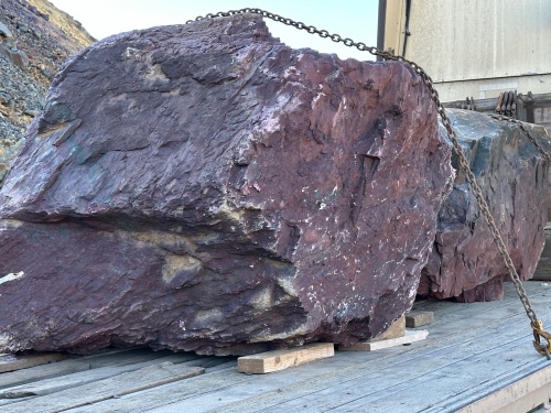 Огромные красно-фиолетовые валуны для ландшафтного дизайна весом более 5 тонн купить в Рузе