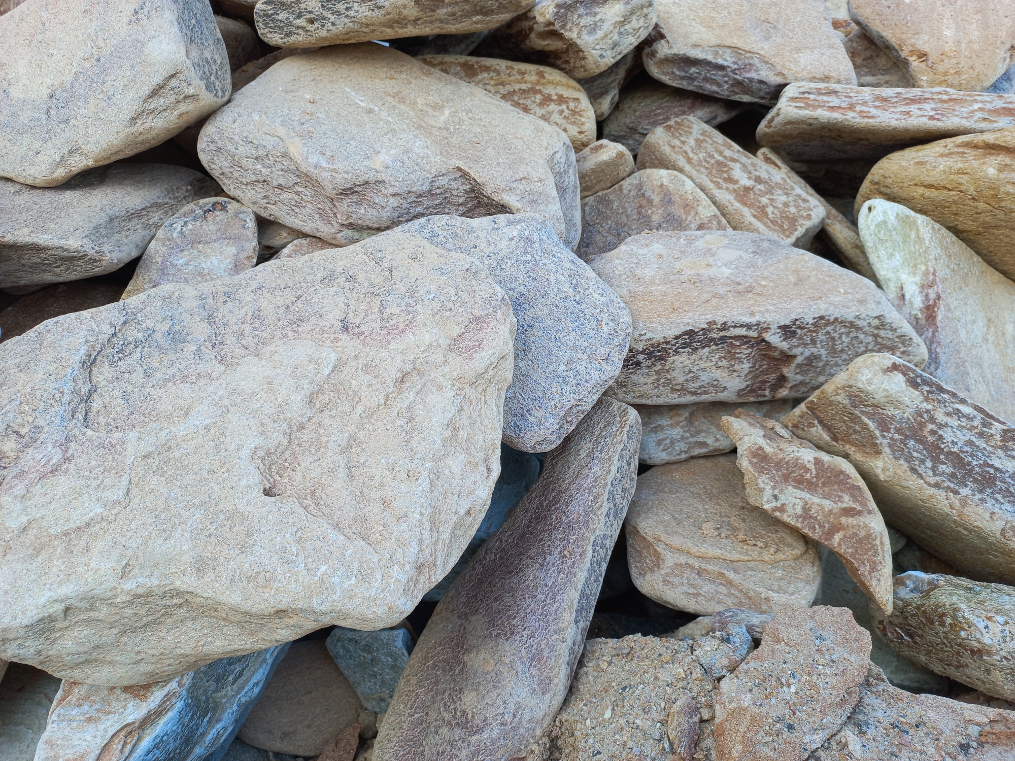 Златолит жёлтый, жёлто-зелёный глыбки и валуны для ланшафтного дизайна купить в Рузе