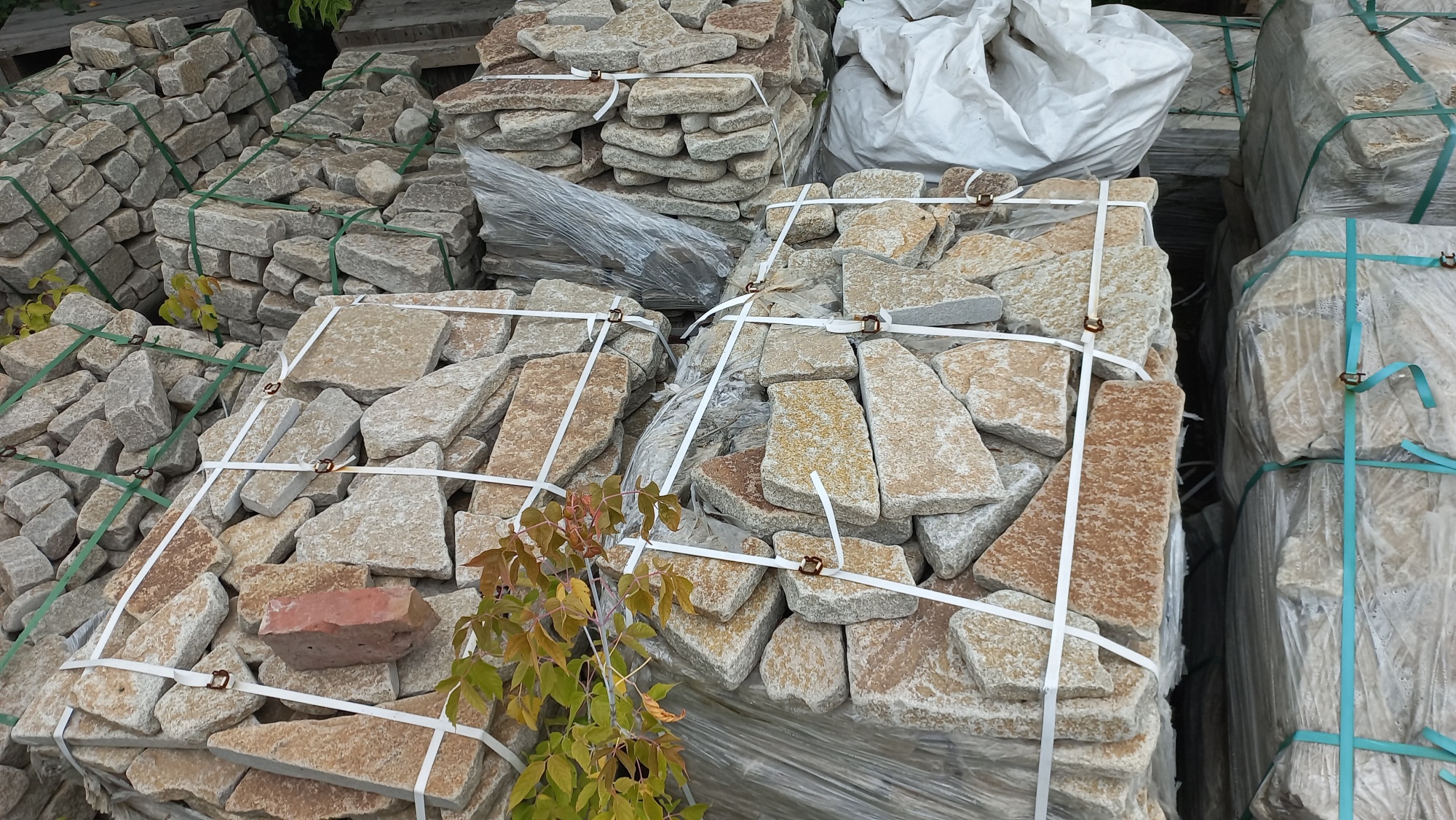 Плитняк гранитный галтованный купить в Рузе