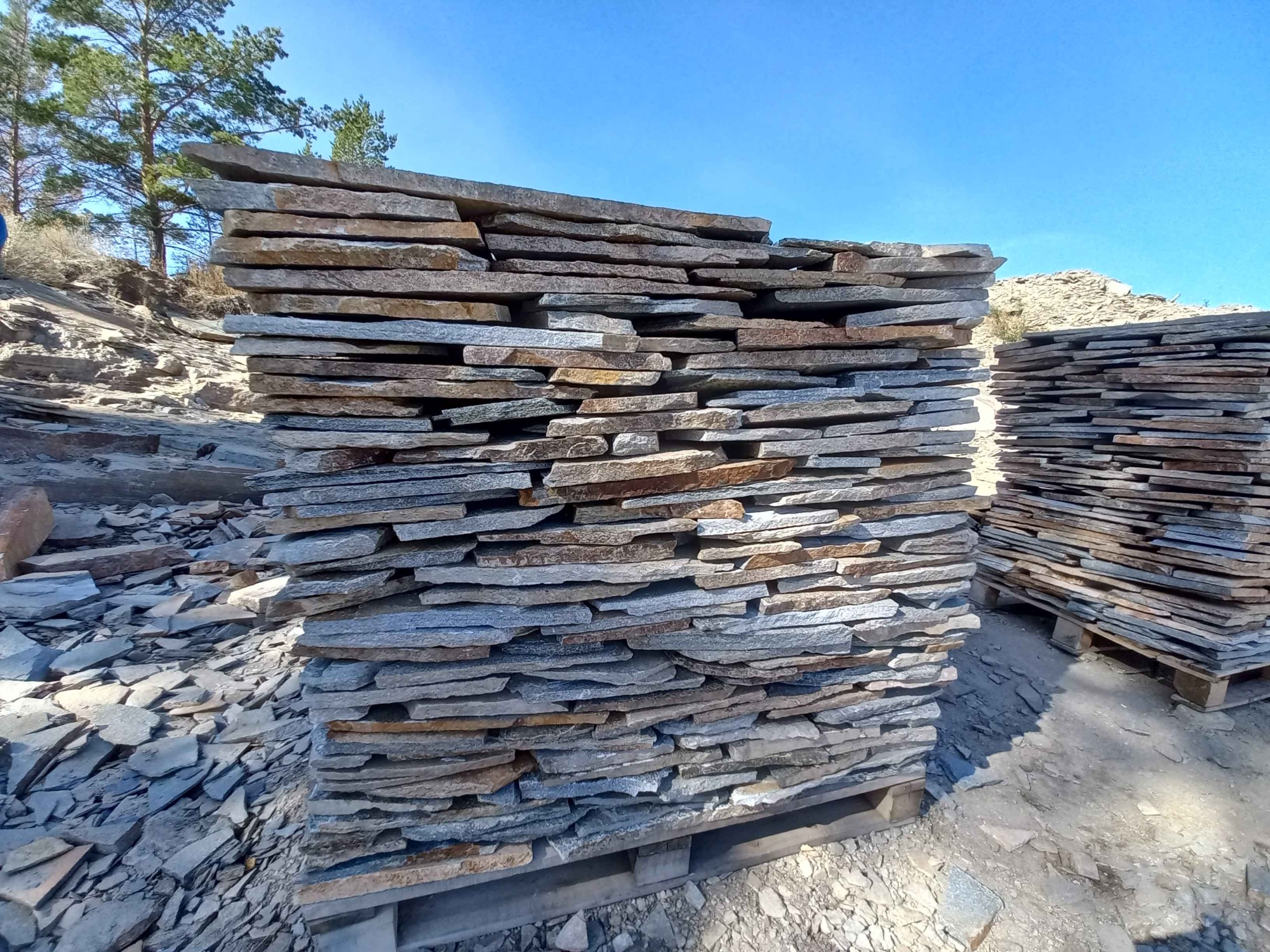 Плитняк златолит серебристый для фасада купить в Рузе