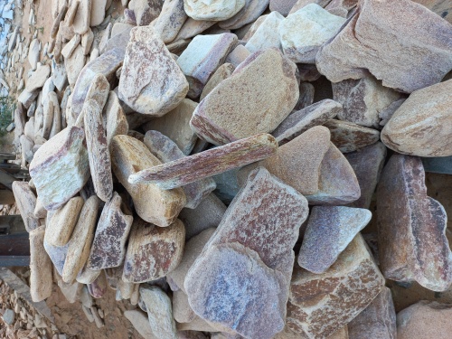 Златолит жёлтый, жёлто-зелёный глыбки и валуны для ланшафтного дизайна купить в Рузе