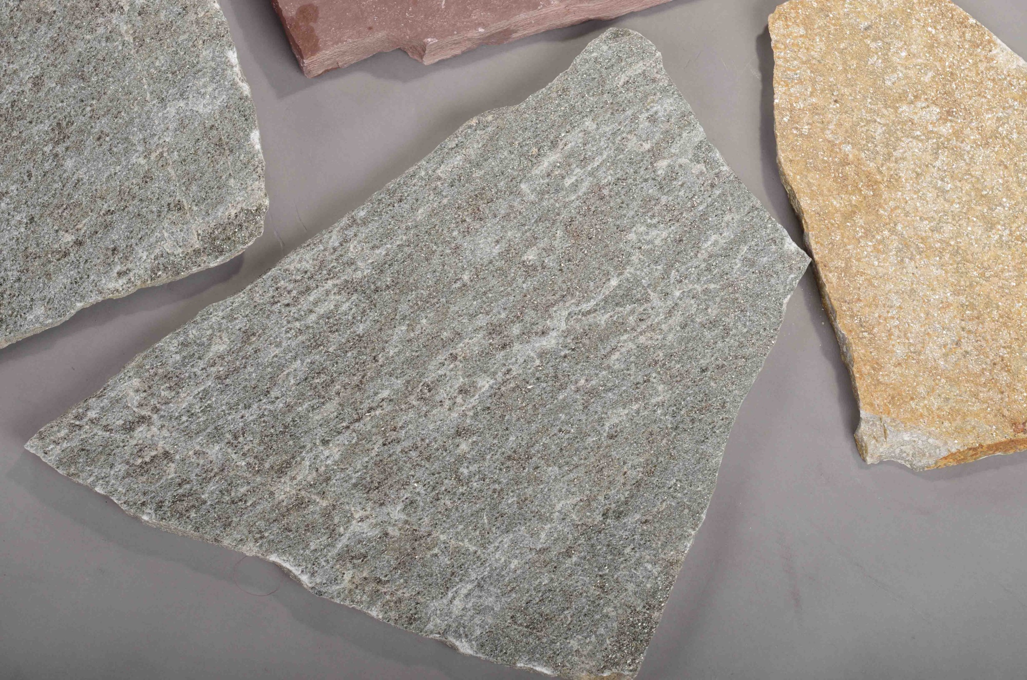 Плитняк златолит Уральский для цоколя, отмостки купить в Рузе